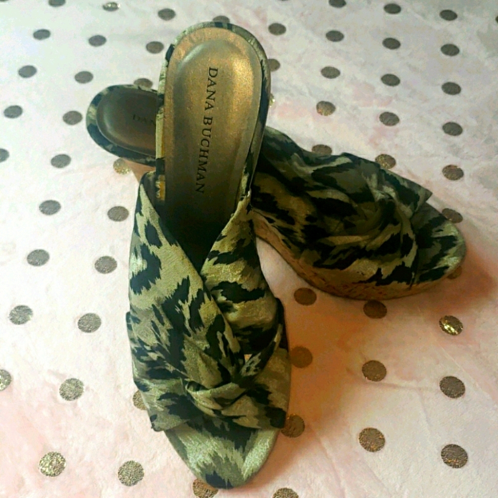 Dana Buchman Black and Tan Wedge Shoes